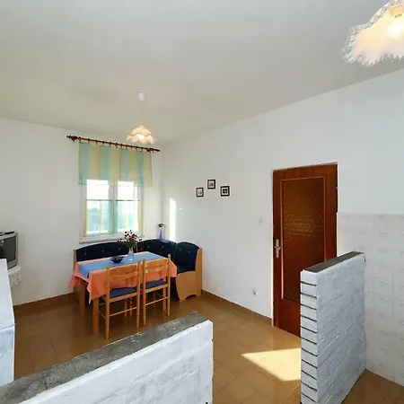 Mila Apartman Pag Town